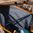 2 stangen zorgen voor een horizontaal en breed bed.
