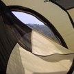 Zonder direct de hele tent open te ritsen kan er gemakkelijk naar buiten worden gekeken om te zien wat voor weer het is.
