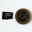 De Micro SDcard is bijzonder klein en zit veilig achter de batterijen opgeborgen..