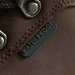 Door toepassing van seam seal zijn de schoenen waterdicht gemaakt.