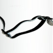 De strap is uitgevoerd met een Axis-lock sluiting, welke ook met handschoenen aan snel is af te stellen.