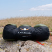 De Kaikkialla Tripole 2 wordt opgeborgen in een pakketje van 20x50 centimeter met compressionstraps.