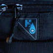 Het slangetje van je hydration-pack kan handig buiten de rits om naar buiten worden geleid.