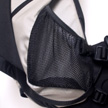 Aan beide zijden van de pack zijn ruime mesh-pockets en materiaal-lussen verwerkt.