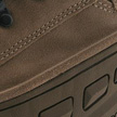 Suede leer met een waterdicht membraan en gesealde naden houdt water buiten.