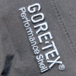 Gore-Tex Performance Sheel garandeert het waterdichte en ademende vermogen van de jas.