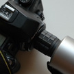 Middels een los verkrijgbaar T-stuk kan de Night-Comet ook op een SLR-camera worden gebruikt.