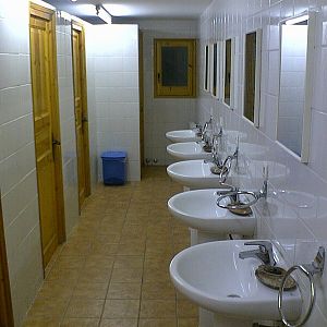 De toiletten en wasgelegenheid