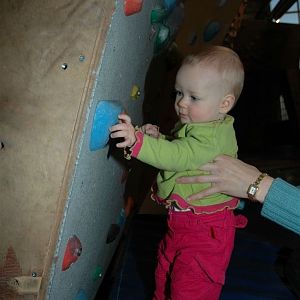 Kiana aan het boulderen
