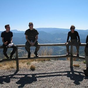 vijf hikers op een hek